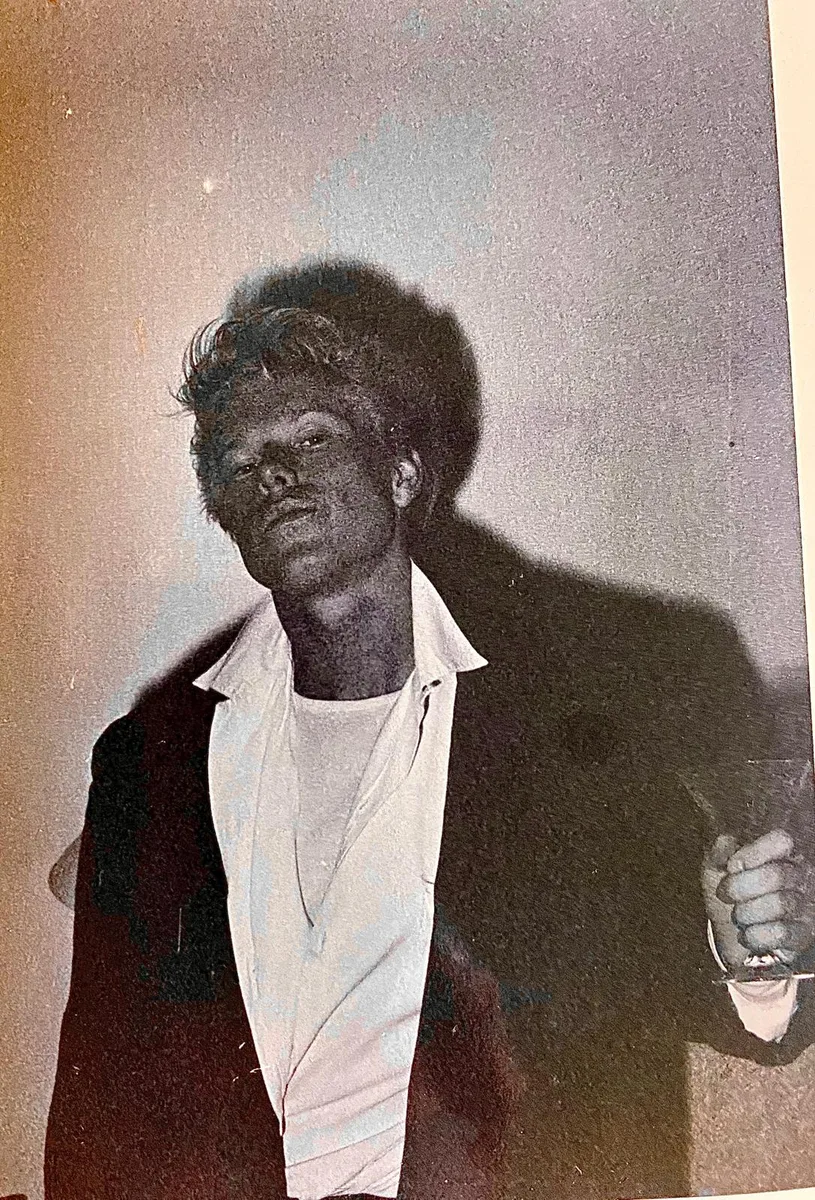 Anthony Crossa i hvid skjorte og mørk jakke, fotograferet nedefra